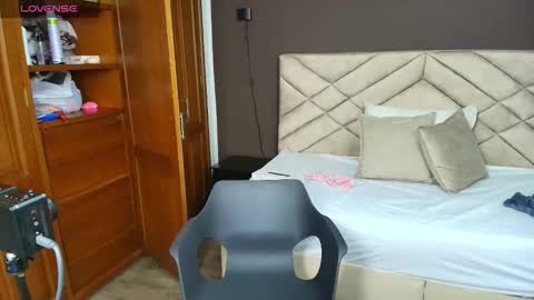 Raquel online show from October 14, 2025, 11:44 am