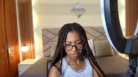 Snapshot of raqueljones_ chatting on May 19, 2026, 12:33 pm Raquel online show from May 19, 2026, 12:33 pm