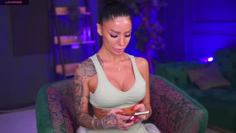 Raquelle online show from January 27, 2025, 5:48 pm