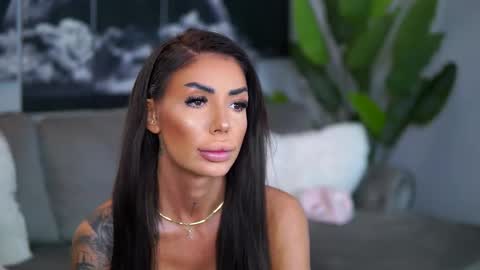 Raquelle online show from September 15, 2025, 9:09 am