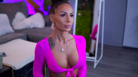 Raquelle online show from November 18, 2025, 4:28 am