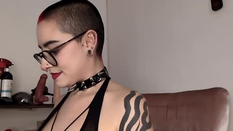 ravendarkness_ online show from February 18, 2025, 9:31 pm