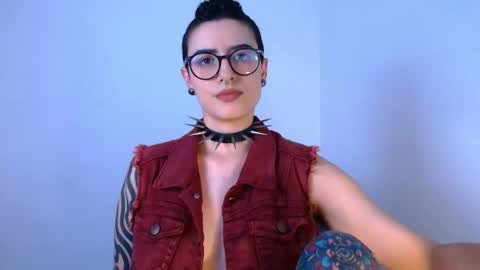 ravendarkness_ online show from May 7, 2026, 12:38 am
