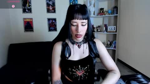 Snapshot of ravenelle_ chatting on April 28, 2026, 10:37 pm ravenelle_ online show from April 28, 2026, 10:37 pm