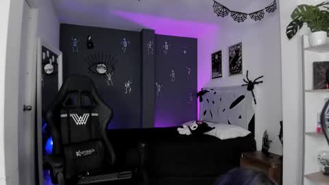 Raven Witch online show from November 18, 2025, 9:52 pm