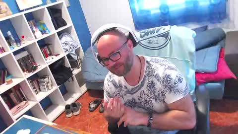 ravingr3d3 online show from April 17, 2026, 10:51 am