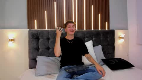 YE online show from November 28, 2025, 3:04 pm