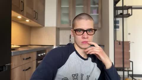 AliceEve online show from April 3, 2026, 8:56 am