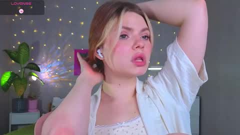 Snapshot of red__candy chatting on May 14, 2026, 2:46 pm red__candy online show from May 14, 2026, 2:46 pm