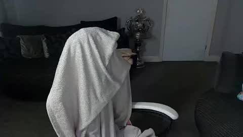 Red -  online show from February 12, 2025, 10:59 pm