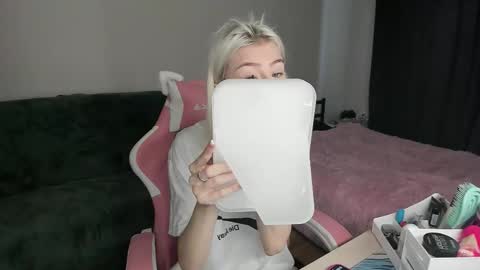 Erika online show from November 26, 2025, 6:36 am