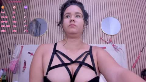 reina_loren online show from October 22, 2025, 2:45 am