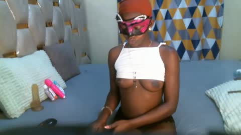 remmyqueen online show from April 21, 2026, 1:42 am