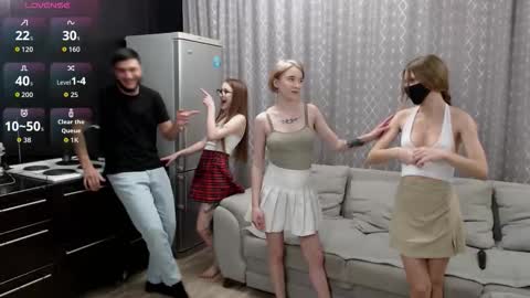 Renae Tom online show from November 11, 2025, 6:52 pm