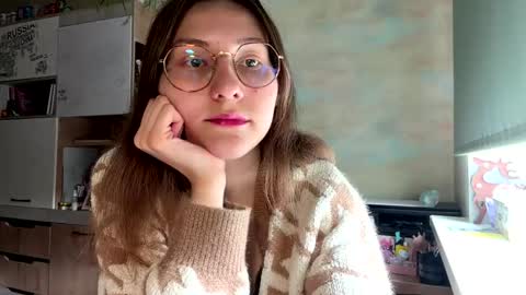 Mia online show from April 28, 2026, 12:10 pm