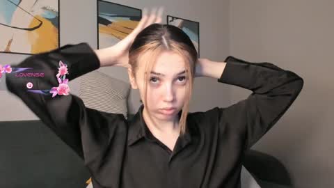 Elin online show from December 8, 2024, 1:24 am