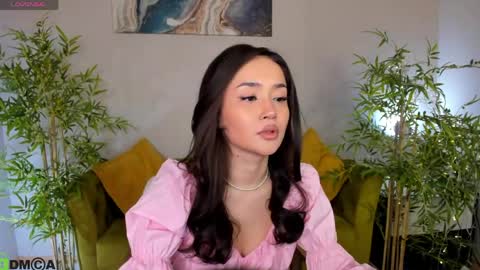 Layla online show from April 4, 2026, 1:04 am