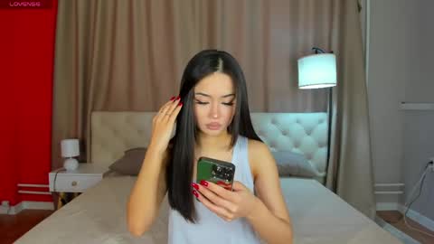 Snapshot of riddle_layla chatting on May 24, 2026, 9:25 am Layla online show from May 24, 2026, 9:25 am