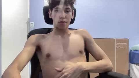 roandry909974 online show from December 10, 2024, 2:16 am