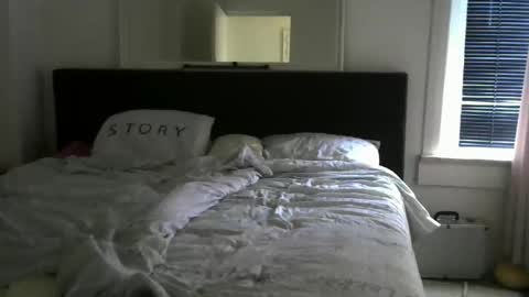 rober10000 online show from November 12, 2025, 8:04 am