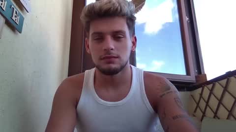 Snapshot of roberto_twink1 chatting on September 22, 2025, 8:49 am Roberto online show from September 22, 2025, 8:49 am