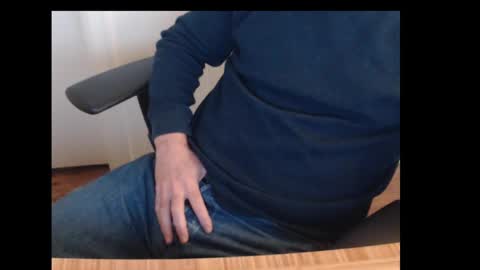 robidan6923 online show from February 12, 2025, 2:32 pm