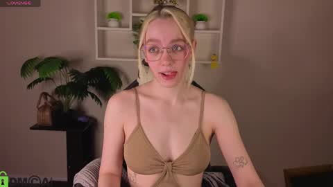 Snapshot of rockett_bunny chatting on April 24, 2026, 12:57 am Rockett online show from April 24, 2026, 12:57 am