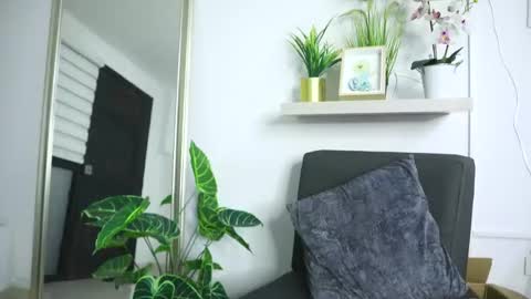 Snapshot of ronieeplay chatting on December 2, 2025, 1:55 am Roni online show from December 2, 2025, 1:55 am