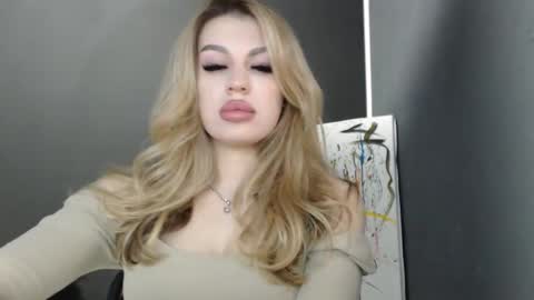 Snapshot of rosaline_ly chatting on April 24, 2026, 12:18 pm Rosalina online show from April 24, 2026, 12:18 pm