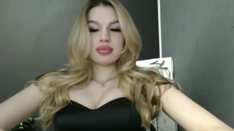 Snapshot of rosaline_ly chatting on May 4, 2026, 5:09 pm Rosalina online show from May 4, 2026, 5:09 pm