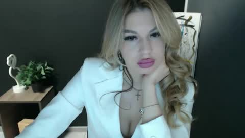 Snapshot of rosaline_ly chatting on May 17, 2026, 12:34 pm Rosalina online show from May 17, 2026, 12:34 pm