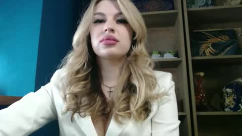 Snapshot of rosaline_ly chatting on May 19, 2026, 11:38 am Rosalina online show from May 19, 2026, 11:38 am