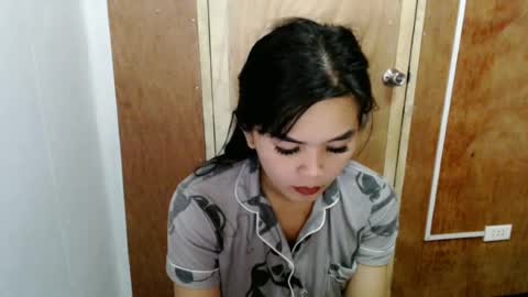 Snapshot of rosella_xx chatting on June 15, 2026, 6:48 am TONETH online show from June 15, 2026, 6:48 am