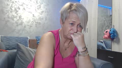 Lovepinklilly online show from November 30, 2025, 6:01 pm