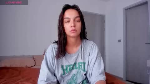 Roshelle online show from November 24, 2025, 4:45 am