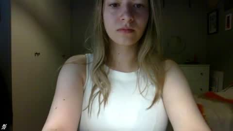 Snapshot of rosie_june chatting on July 27, 2026, 6:42 am Rosie online show from July 27, 2026, 6:42 am