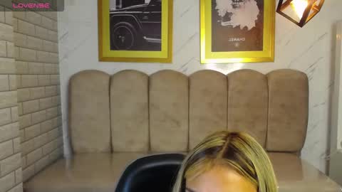 rosse jeane v online show from December 18, 2025, 3:45 am