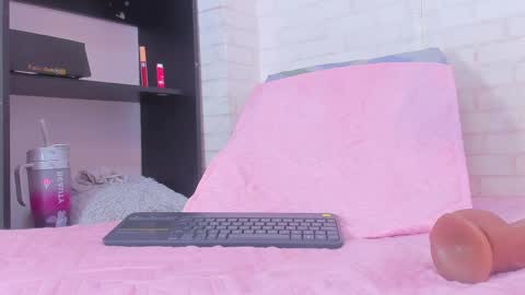rosse_thompson11 online show from February 18, 2025, 8:14 pm