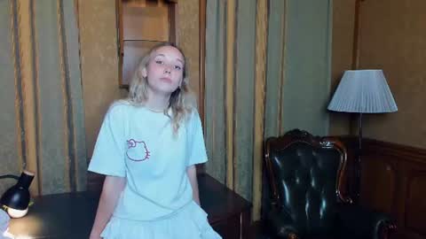 Snapshot of rossiehendsbee chatting on July 15, 2026, 7:41 pm Anne online show from July 15, 2026, 7:41 pm