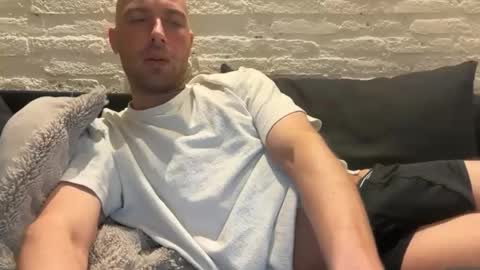 rotteei1 online show from April 5, 2026, 7:27 am