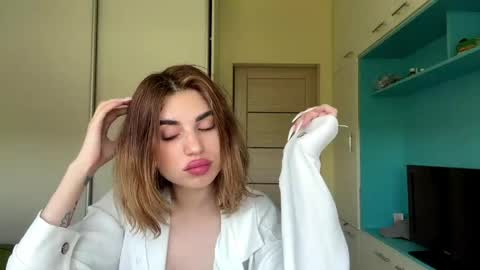Mia online show from May 19, 2026, 10:21 am