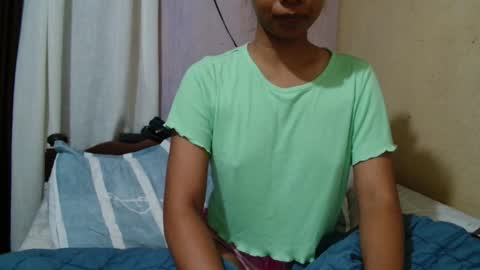 roxanne_98 online show from October 24, 2025, 11:34 pm