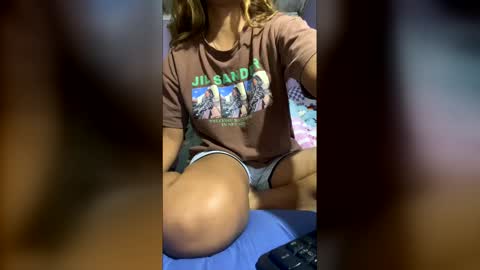 roxanne_98 online show from April 5, 2026, 5:32 pm