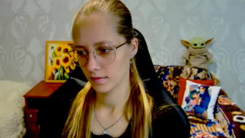 roxie_shy online show from September 12, 2025, 7:30 am