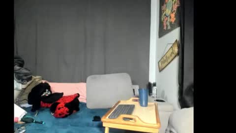 roxihazeleyes online show from March 3, 2026, 6:19 am