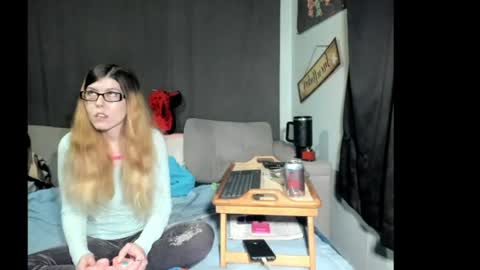 roxihazeleyes online show from April 21, 2026, 1:42 am