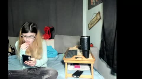 roxihazeleyes online show from April 21, 2026, 2:51 am