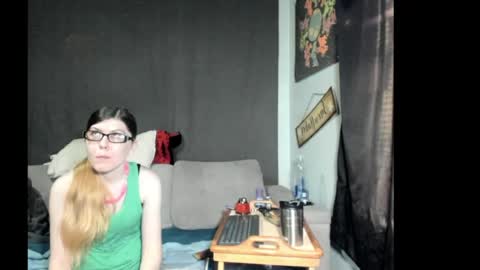 roxihazeleyes online show from April 25, 2026, 1:41 pm