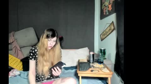 Snapshot of roxihazeleyes chatting on April 30, 2026, 12:00 pm roxihazeleyes online show from April 30, 2026, 12:00 pm