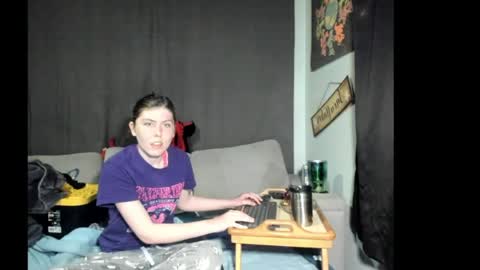 Snapshot of roxihazeleyes chatting on May 4, 2026, 2:40 am roxihazeleyes online show from May 4, 2026, 2:40 am